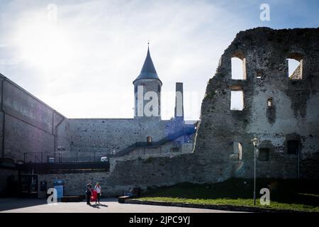 Haapsalu, Estland - 13. August 2022: Haapsalu Episcopal Castle (Estnisch: Haapsalu piiskopilinnus). Stockfoto