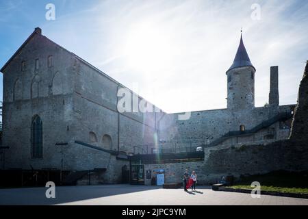 Haapsalu, Estland - 13. August 2022: Haapsalu Episcopal Castle (Estnisch: Haapsalu piiskopilinnus). Stockfoto