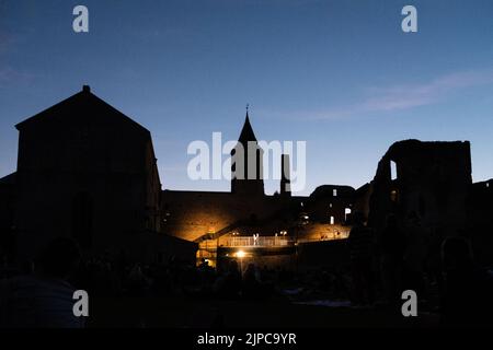 Haapsalu, Estland - 13. August 2022: Haapsalu Episcopal Castle (Estnisch: Haapsalu piiskopilinnus). Stockfoto