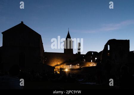 Haapsalu, Estland - 13. August 2022: Haapsalu Episcopal Castle (Estnisch: Haapsalu piiskopilinnus). Stockfoto