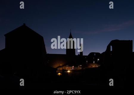 Haapsalu, Estland - 13. August 2022: Haapsalu Episcopal Castle (Estnisch: Haapsalu piiskopilinnus). Stockfoto