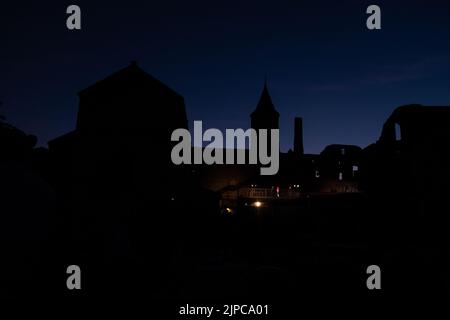 Haapsalu, Estland - 13. August 2022: Haapsalu Episcopal Castle (Estnisch: Haapsalu piiskopilinnus). Stockfoto