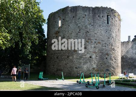 Haapsalu, Estland - 13. August 2022: Haapsalu Episcopal Castle (Estnisch: Haapsalu piiskopilinnus). Stockfoto