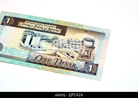 Rückseite einer alten 1 KWD-Banknote mit einer kuwaitischen Dinar-Banknote mit Vignette von Mina Al-Shuwaikh und Vignette eines traditionellen Wasserspeichers V. Stockfoto