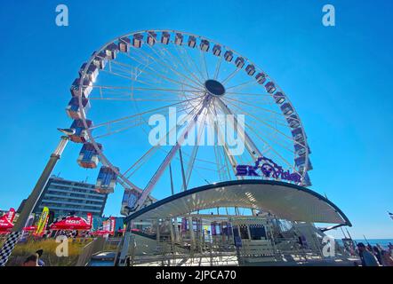 Zandvoort, Niederlande - August 12. 2022: Nahaufnahme des Riesenrads in der niederländischen Küstenstadt mit nachmittäglicher Sonnenbeleuchtung, blauem Sommerhimmel Stockfoto