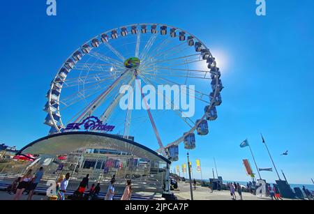 Zandvoort, Niederlande - August 12. 2022: Nahaufnahme des Riesenrads in der niederländischen Küstenstadt mit nachmittäglicher Sonnenbeleuchtung, blauem Sommerhimmel Stockfoto