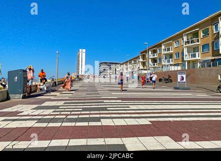 Zandvoort, Niederlande - August 12. 2022: Wunderschöne farbenfrohe holländische Nordseeseite Promenade Boulevard in Küstenstadt, Häuser am Wasser, blauer Sommerhimmel Stockfoto
