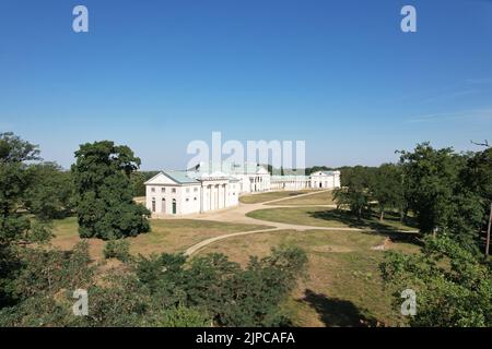 Schloss Kacina ist eines der wichtigsten Gebäude der Empire-Architektur in Böhmen in der Nähe von Kutna Hora, Tschechische Republik, Europa.Zámek Kačina, Luft Stockfoto