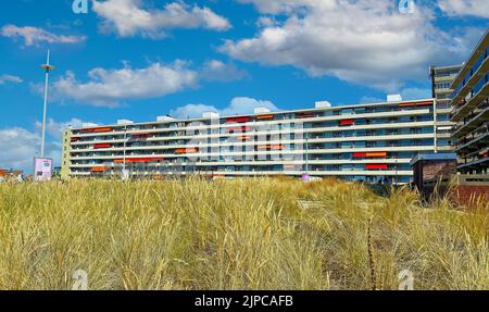 Zandvoort, Niederlande - August 12. 2022: Seaside North Sea Waterfront Apartment Building, Balkone in Dünen der niederländischen Stadt Stockfoto