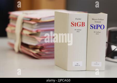 Essen, Deutschland. 17. August 2022. Gerichtsakten und Bücher über das Strafgesetzbuch und die Strafprozessordnung liegen oder liegen auf einem Tisch im Landgericht Essen. Hier begann der Prozess gegen die Mutter aus Bottrop, die angeblich zuerst versucht hat, ihre sechsjährige Tochter in der Badewanne zu ertränken. Dann schlug sie dem Mädchen angeblich mit einem Messer den Hals. Kredit: David Young/dpa/Alamy Live Nachrichten Stockfoto