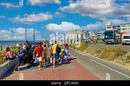 Zandvoort, Niederlande - August 12. 2022: Holländische Uferpromenade an der Nordsee mit Menschen, die vom Parkplatz zum Sandstrand laufen Stockfoto