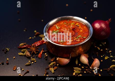 Traditionelles indisches Essen mit vielen Spises Stockfoto