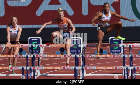 München, Deutschland. 17. August 2022. Die Belgierin Noor Vidts, die Niederländerin Anouk Vetter und die Belgierin Nafissatou Nafi Thiam, aufgenommen während eines Fehlstarts beim Hürdenlauf der Frauen im Heptathlon bei der Leichtathletik-Europameisterschaft am Mittwoch, den 17. August 100m 2022 in München 2022, Deutschland. Die zweite Auflage der Europameisterschaften findet vom 11. Bis 22. August statt und umfasst neun Sportarten. BELGA FOTO BENOIT DOPPAGNE Kredit: Belga Nachrichtenagentur/Alamy Live News Stockfoto