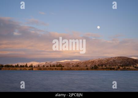Anbruch der Morgendämmerung über dem See Ruataniwha, Twizel, South Island. Stockfoto