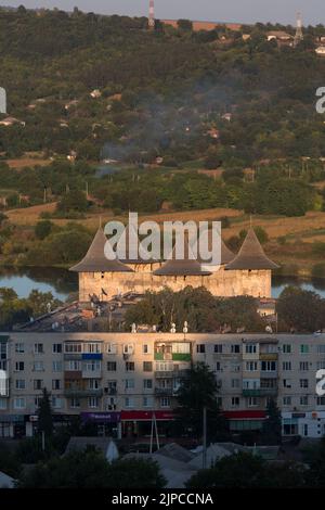 02.09.2016, Soroca, Rajon Soroca, Republik Moldau - Blick in Richtung des Wohnblocks, Soroca Festung und der Grenzfluss Dnister, Großbritannien Stockfoto