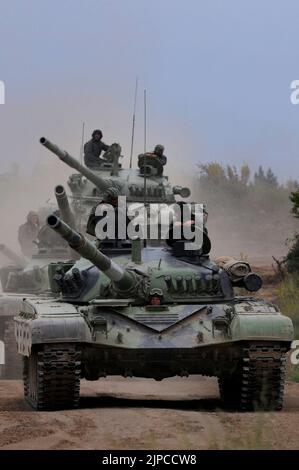 Hauptkampfpanzer der serbischen Armee M84 (Version des sowjetischen T-72) und M80 Panzerbesatzungen während der Übung auf militärischem Bereich Stockfoto