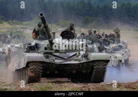 Hauptkampfpanzer der serbischen Armee M84 (Version des sowjetischen T-72) und M80 Panzerbesatzungen während der Übung auf militärischem Bereich Stockfoto