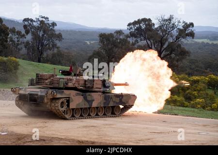 Puckapunyal, Australien, 17. August 2022. Ein Abrams-Panzer feuert während einer Demonstration der Armee für Gäste und Familien in der Puckapunyal Range in Victoria. Quelle: Michael Currie/Speed Media/Alamy Live News Stockfoto