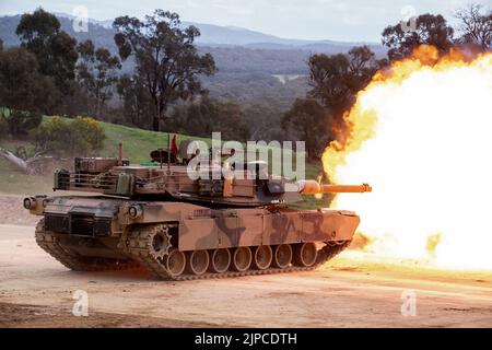 Puckapunyal, Australien, 17. August 2022. Ein Abrams-Panzer feuert während einer Demonstration der Armee für Gäste und Familien in der Puckapunyal Range in Victoria. Quelle: Michael Currie/Speed Media/Alamy Live News Stockfoto