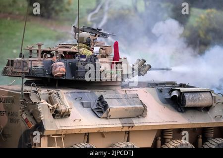 Puckapunyal, Australien, 17. August 2022. Ein Besatzungsmitglied feuert ein Maschinengewehr des Kalibers 50 aus einem Australian Light Armored Vehicle während einer militärischen Feuerkraftdemonstration für Gäste und Familien A Puckapunyal Range in Victoria.Quelle: Michael Currie/Speed Media/Alamy Live News Stockfoto