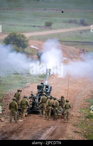 Puckapunyal, Australien, 17. August 2022. Gunners feuern eine Artilleriepistole aus dem Jahr 155 während einer Armee-Feuerkraftdemonstration für Gäste und Familien ein Puckapunyal-Bereich in Victoria Quelle: Michael Currie/Speed Media/Alamy Live News Stockfoto