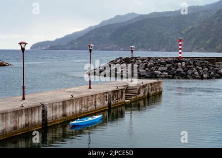 Hafen und Berge in Povoacao, Sao Miguel, Azoren, Portugal Stockfoto