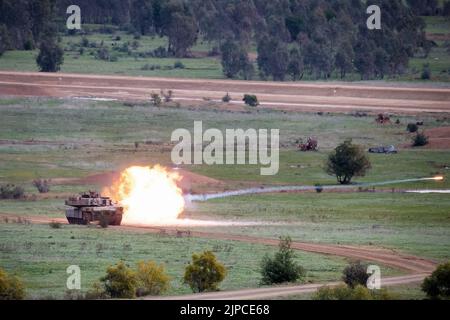 Puckapunyal, Australien, 17. August 2022. Ein Abrams-Panzer feuert während einer Demonstration der Armee für Gäste und Familien in der Puckapunyal Range in Victoria. Quelle: Michael Currie/Speed Media/Alamy Live News Stockfoto