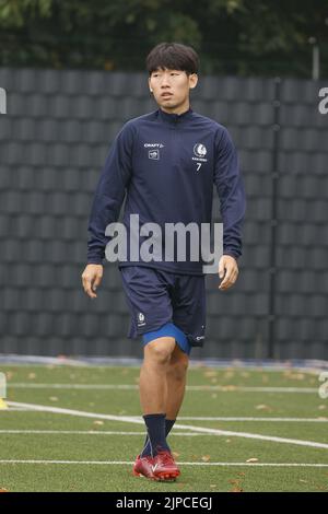 Gent's Hyunseok Hong im Bild während einer Trainingseinheit des belgischen Fußballteams KAA Gent, Mittwoch, 17. August 2022 in Gent. Morgen wird Gent den zyprischen Club Omonia Nicosia im Play-off für den Wettbewerb der UEFA Europa League spielen. BELGA FOTO BRUNO FAHY Stockfoto