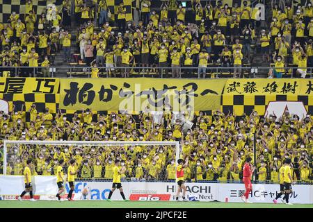 Kashiwa, Chiba, Japan. 14. August 2022. Fans von Kashiwa Reysol nach dem Ligaspiel 2022 J1 zwischen Kashiwa Reysol und Sanfrecce Hiroshima im Sankyo Frontier Kashiwa Stadium Hitachidai in Kashiwa, Chiba, Japan, 14. August 2022. Quelle: AFLO/Alamy Live News Stockfoto