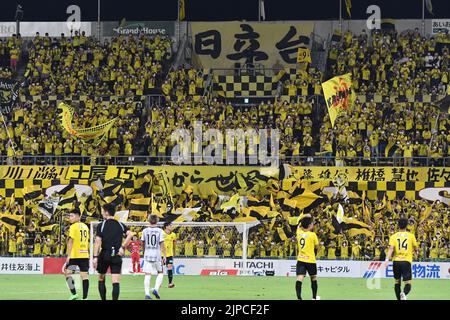 Kashiwa, Chiba, Japan. 14. August 2022. Fans von Kashiwa Reysol während des Ligagleichs 2022 J1 zwischen Kashiwa Reysol und Sanfrecce Hiroshima im Sankyo Frontier Kashiwa Stadium Hitachidai in Kashiwa, Chiba, Japan, 14. August 2022. Quelle: AFLO/Alamy Live News Stockfoto