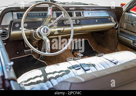 Libanon, TN - 13. Mai 2022: Nahaufnahme einer Oldsmobile 98 Luxuslimousine aus dem Jahr 1963 aus der Nähe auf einer lokalen Automesse. Stockfoto