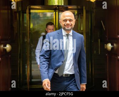 London, England, Großbritannien. 17. August 2022. SAJID JAVID, ehemaliger Staatssekretär für Gesundheit und Soziales und Liz Truss-Unterstützer, wird in Westminster während der morgendlichen Medienrunde gesehen. (Bild: © Tayfun Salci/ZUMA Press Wire) Stockfoto