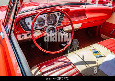 Libanon, TN - 13. Mai 2022: Nahaufnahme einer 1963 Plymouth Savoy 2-Türlimousine aus der Nähe auf einer lokalen Automesse. Stockfoto