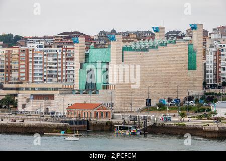Der Palacio de Festivales de Cantabria, oder PFC, in Santander, Spanien, ein Theater- und Kunstzentrum, das 1991 fertiggestellt wurde. Hier findet jährlich das Festival Internacional de Santander statt, eines der ältesten Musikfestivals Spaniens. Es wurde vom Architekten Francisco Javier Sáenz de Oiza entworfen Stockfoto