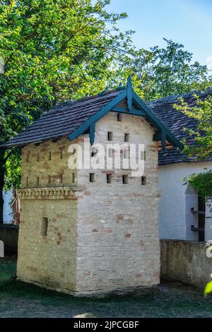 Backstein-Taubenschlag im alten Bauernhaus in Niederösterreich, Weinviertel Stockfoto