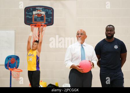 Schatzkanzler Nadhim Zahawi bei einem Besuch in einem Holiday Activities and Food (HAF)-Club an der Sydenham School im Südosten Londons, wo er auf die Veröffentlichung der Inflationszahlen im Juli 2022 in Großbritannien reagierte. Bilddatum: Mittwoch, 17. August 2022. Stockfoto