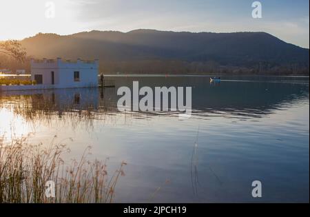 Paar rudert auf dem Boot über den See von Banyoles, Girona, Katalonien, Spanien Stockfoto