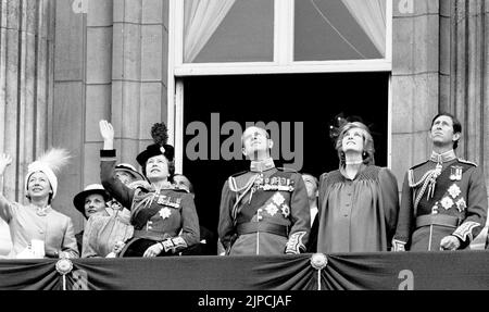 Datei-Foto vom 12/06/82 der königlichen Familie beobachten die RAF auf dem Balkon des Buckingham Palace, dem Finale der Queen's Birthday Parade. (Links oder rechts) Prinzessin Margaret, Königin Elizabeth II., der Herzog von Edinburgh, Prinzessin Diana und Prinz Charles. Der Verbraucherpreisindex (CPI) erreichte im vergangenen Monat 10,1 Prozent, den größten Anstieg der Lebenshaltungskosten seit Februar 1982, als der VPI laut Schätzungen 10,4 Prozent erreichte. Ausgabedatum: Mittwoch, 17. August 2022. Stockfoto