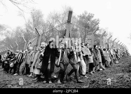 Datei-Foto vom 12/12/82 des Luftstützpunktes RAF Greenham Common, dem Ort kontinuierlicher Frauenfriedensproteste von 1981 bis 1991, als die letzten amerikanischen Cruise-Raketen entfernt wurden. Der Verbraucherpreisindex (CPI) erreichte im vergangenen Monat 10,1 Prozent, den größten Anstieg der Lebenshaltungskosten seit Februar 1982, als der VPI laut Schätzungen 10,4 Prozent erreichte. Ausgabedatum: Mittwoch, 17. August 2022. Stockfoto