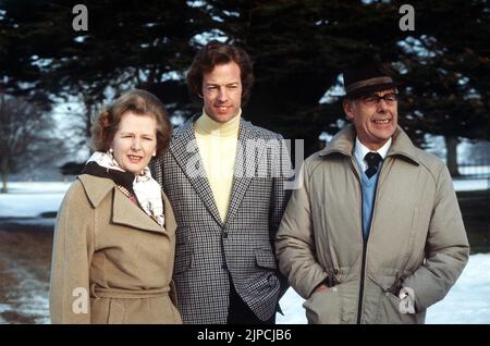 Aktenfoto vom 19. Januar von Mark Thatcher, der sich mit seinen Eltern, der damaligen Premierministerin Margaret Thacther und Denis Thatcher, in der Residenz des Premierministers Chequers in Buckinghamshire wiedervereinigte. Mark war während der Rallye Paris Dakar sechs Tage lang in der Wüste der Sahara vermisst worden. Der Verbraucherpreisindex (CPI) erreichte im vergangenen Monat 10,1 Prozent, den größten Anstieg der Lebenshaltungskosten seit Februar 1982, als der VPI laut Schätzungen 10,4 Prozent erreichte. Ausgabedatum: Mittwoch, 17. August 2022. Stockfoto