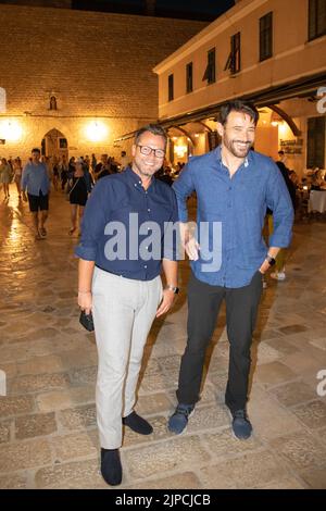 Die Schauspieler Goran Visnjic und Robert Boskovic sind vor Beginn der Generalprobe für das Theaterstück „Blutige Hochzeit (Krvava svadba)“ zu sehen, das im Rahmen der Dubrovnik Summer Games 73. in Dubrovnik, Kroatien, am 16. August 2022 aufgeführt wird. Robert Boskovic ist für seine Fernsehrollen in Kroatien bekannt, während Goran Visnjic bereits eine beneidenswerte internationale Karriere hinter sich hat, weshalb er für seine Rollen in der amerikanischen TV-Show er teand in Filmen wie The Girl with the Dragon Tattoo und The Last will bekannt ist. Foto: Grgo Jelavic/PIXSELL Stockfoto