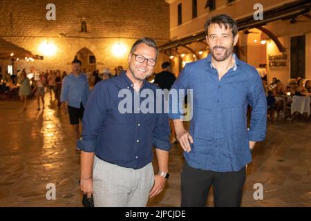 Die Schauspieler Goran Visnjic und Robert Boskovic sind vor Beginn der Generalprobe für das Theaterstück „Blutige Hochzeit (Krvava svadba)“ zu sehen, das im Rahmen der Dubrovnik Summer Games 73. in Dubrovnik, Kroatien, am 16. August 2022 aufgeführt wird. Robert Boskovic ist für seine Fernsehrollen in Kroatien bekannt, während Goran Visnjic bereits eine beneidenswerte internationale Karriere hinter sich hat, weshalb er für seine Rollen in der amerikanischen TV-Show er teand in Filmen wie The Girl with the Dragon Tattoo und The Last will bekannt ist. Foto: Grgo Jelavic/PIXSELL Stockfoto