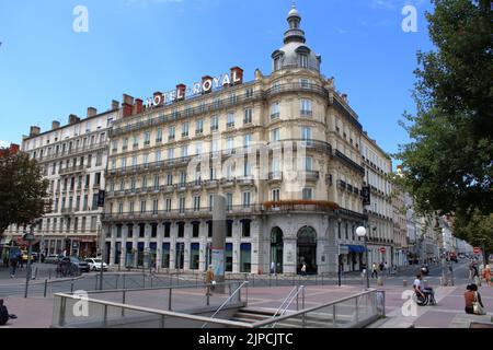 Blick auf das atemberaubende Hotel Royal mit Blick auf den Place Bellecour in Lyon, Frankreich, das vom Architekten Prosper Perrin entworfen und 1912 eröffnet wurde. Stockfoto