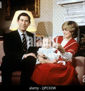 Datei-Foto vom 22/12/82 von Prinz Charles, der Prinzessin von Wales und Prinz William spielen mit einer Rassel auf dem Sofa im Kensington Palace London. Der Verbraucherpreisindex (CPI) erreichte im vergangenen Monat 10,1 Prozent, den größten Anstieg der Lebenshaltungskosten seit Februar 1982, als der VPI laut Schätzungen 10,4 Prozent erreichte. Ausgabedatum: Mittwoch, 17. August 2022. Stockfoto