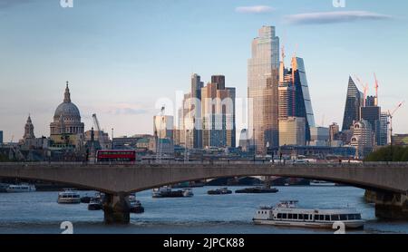 Blick auf die Skyline von London in der Sonne am frühen Abend mit Blackfriars Bridge und St. Pauls Cathedral, London, Großbritannien Stockfoto