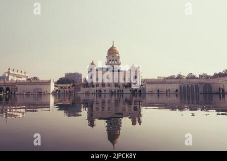 Gurdwara Bangla Sahib ist die prominenteste Sikhs gurdwara. Ein großer Teich, der vor dem Haus Stockfoto