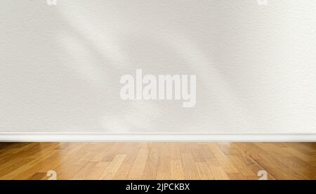 Vorderansicht des Holzparkettbodens und der blanken hellbeigen Wand mit abstrakten Schatten Stockfoto