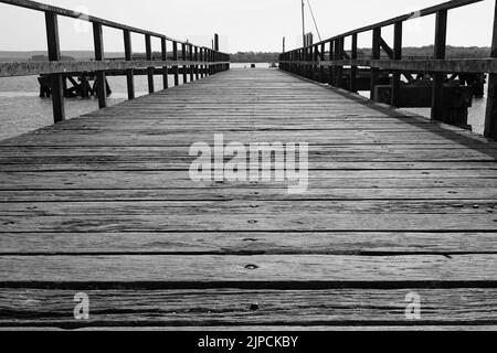 Old Wooden Pier, Jetty am Lake Pier Beach in Poole Dorset UK zeigt abgenutzte Holzplanken Stockfoto