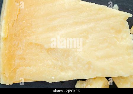 Nahaufnahme von Parmesan-Käse, Makrobild als Textur für den Hintergrund Stockfoto