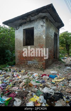 2.. april 2022 Dehradun, uttarakhand Indien. Ein verlassener Unterschlupf voller Müll und Plastikmüll im Freien. Stockfoto